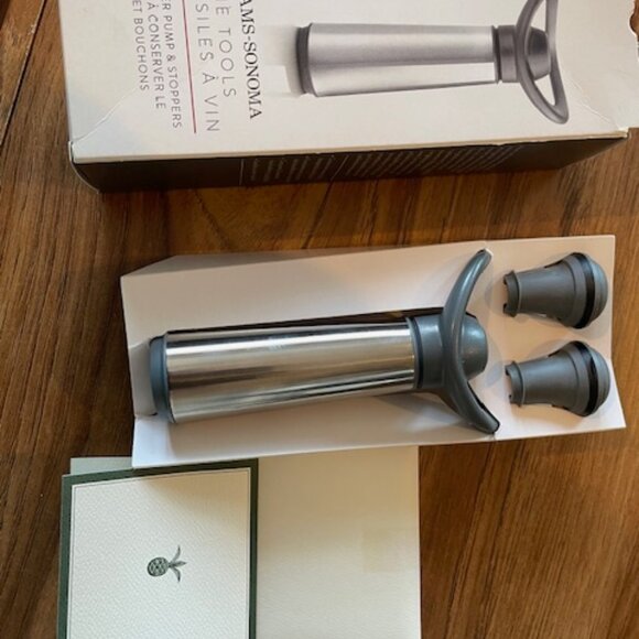 Williams-Sonoma Wine Pump and 2 stoppers - brand new - Picture 2 of 2